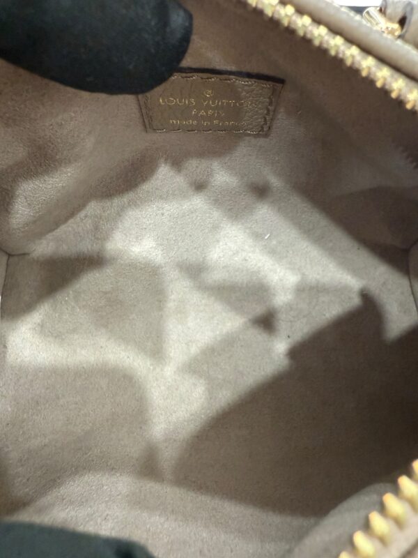 Louis Vuitton Speedy Nano, Cuir monogram empreinte. Etat neuf, avec facture. – Image 6